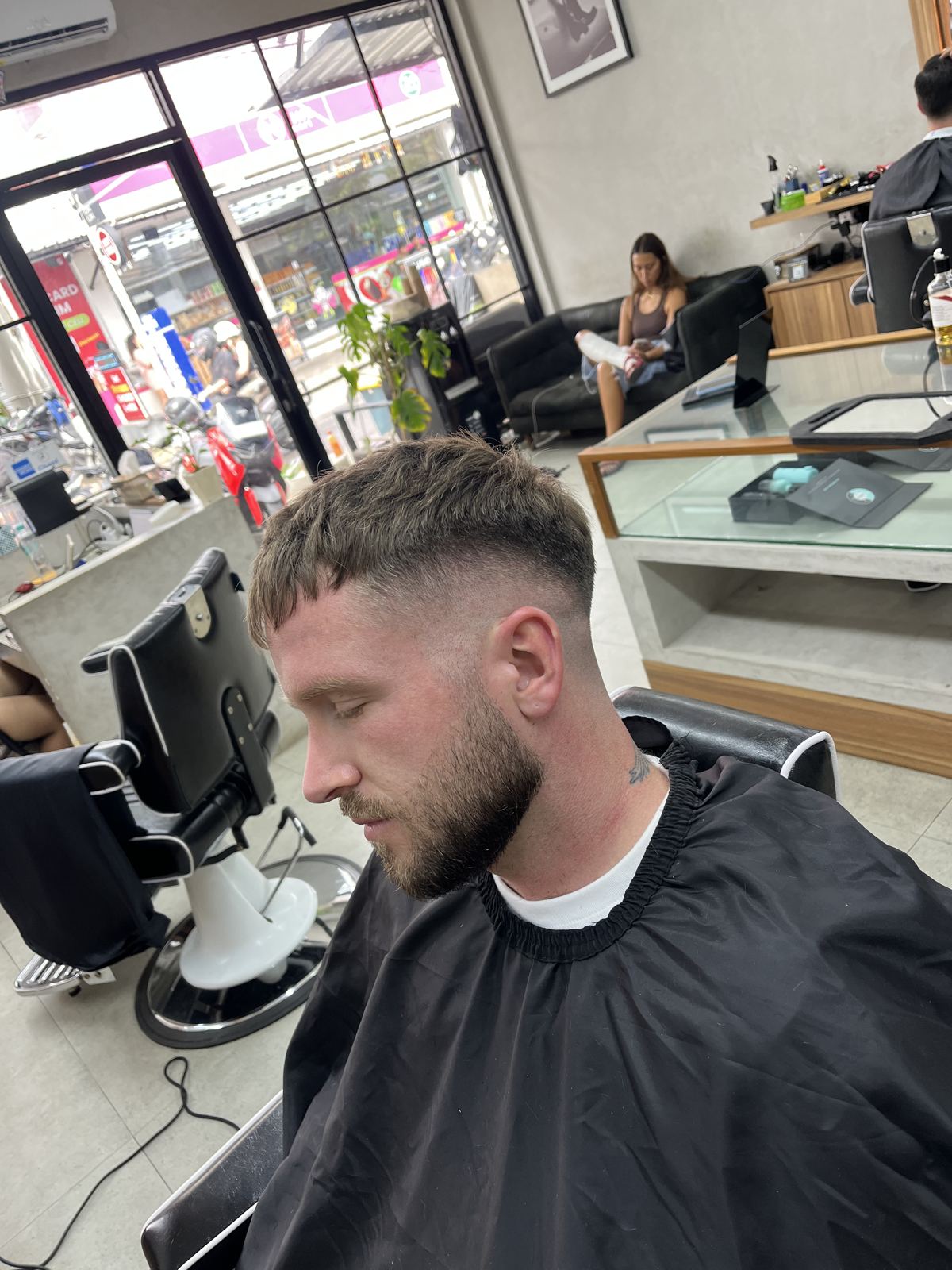 Textured crop with a full beard, side view